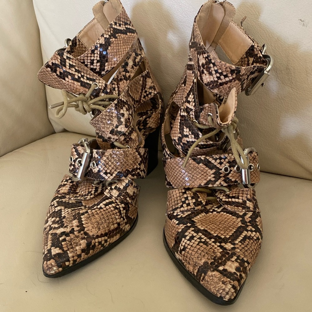 Heel wedge like alligator skin black and tan size brand MackinJ